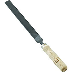 ■木柄付ですぐに使用できます。■目立てが鋭く、耐久性に優れています。■側面（片側のみ）も刃が刻まれています。■JIS-B4703相当品です。【用途】・鉄をはじめ、銅、真鍮、アルミ、プラスチックなどの研削に。【仕様】・タイプ： 細目・全長（mm）： 330・刃長（mm）： 200・刃幅（mm）： 21・刃厚（mm）： 5.0・木柄付注意●ヤスリが目づまりをした際はブラシなどで掃除してください。木柄付ですぐに使用できます。