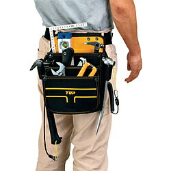 ■工具のこだわりから生まれた厳選腰袋「Tcarry（ティーキャリー）シリーズ」です。■両サイドには便利な工具差し付きです。■利便性の高いカラビナ、Dカン付きです。■安心、安全のセーフティコード用穴付きです。■工具が取り出しやすくスタイリッシュな斜め差しが可能（バンド固定式）です。■作業工具や道具、資材の持ち運びや収納に。■色：黒/黄■形状：釘袋■幅(mm)：270■奥行(mm)：130■高さ(mm)：300■ベルト通し幅(mm)：70■ベルト通し幅：70mm■生地：ポリエステル■金具：鉄■カラビナセット内容●カラビナ工具のこだわりから生まれた厳選腰袋「Tcarry（ティーキャリー）シリーズ」です。