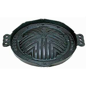 ご家庭でも手軽にジンギスカンが楽しめる鉄鍋です。中央部がアーチ型に膨らんだ鍋の形状により、肉の油を程よく周りの縁に落とします。