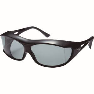 180度以上の視界が確保できるパノラミックビューレンズを搭載した、大型メガネの上からでも掛けられるオーバーグラスです。大型眼鏡を使用されている方が、ドライブやスポーツ時に紫外線や風、ホコリから目を守りたいときに。レンズ色：スモークフレーム色：ブラック可視光線透過率(%)：34レンズ厚(mm)：1.0幅(mm)：163高さ(mm)：50防曇加工：-防傷加工：○UVカット：○ツル調整：○角度調整：-ノーズパッド：-レンズ厚：1.0mmUV400プロテクション偏光トリアセテートレンズ(TAC)パノラミックビューレンズ硬質ナイロンフレーム(TR90)フレキシブルラバーテンプル大型メガネ使用可レンズ:トリアセテートフレーム:硬質ナイロンご使用前に必ず、ケースの中の取り扱い説明書をお読みください。高温のところに置いたり、傷をつけるような金属を一緒にしまわないでください。製造国:日本トラスコ発注コード:856-2564
