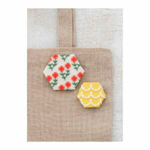 【ルシアン LECIEN　cosmo】ルシアン カウントステッチ 刺しゅう制作キット ヘキサゴンのブローチ フリル&フラワー 2702 CSK2702 cosmo