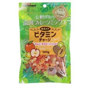 小動物用のミックスフルーツでビタミンをチャージ!!果実中の豊富な栄養素(食物繊維ポリフェノールミネラル)が豊富な果実りんごキウイパパイヤをミックスしました。果実に含まれる豊富な栄養素がおやつで手軽に採れます!食べやすい小粒タイプ。おやつやごほうびに。ウサギハムスターリスチンチラなどに。【原材料】果実類(パパイヤ、キウイ、リンゴ)、糖類、酸味料、保存料(亜硫酸塩)、香料【保証成分】粗たん白質0.0%以上、粗脂肪0.0%以上、粗繊維2.0%以下、粗灰分2.0%以下、水分20.0%以下【エネルギー】340kcal/100g【給与方法】■1日に1〜2個を目安におやつとして与えてください。・給与量はペットによって個体差が生じます。食べ残しや便の様子、健康状態をみて調節してください。・ペットの習性や性格、食べ方によってはのどに詰まらせたりする恐れがありますので、十分に注意して与えてください。・開封までのおいしさを保つために、脱酸素剤が入っています。無害ですが食品ではありません。誤飲防止のため、開封後はすぐに取り除き捨ててください。【保管方法】・お買い上げ後は直射日光、高温多湿の場所を避けて保存してください。・開封後は冷蔵し、賞味期限に関わらず早めに与えてください。【賞味期限】18ヶ月【原産国または製造地】タイ【諸注意】・小動物用ペットフードとしての用途をお守りください。・幼児や子供、ペットの触れない場所で保存してください。・記載表示を参考に、ペットが食べ過ぎないようにしてください。・子供がペットに与えるときは、安全のため大人が立ち会ってください。・ペットが興奮したりしないよう、落ち着いた環境で与えてください。・ペットの体調が悪くなったときには、獣医師に相談してください。【広告文責】ハーマンズ株式会社03-3526-5222【製造販売元】ドギーマンハヤシ株式会社【商品区分】小動物フードペットフード(食品)賞味(消費)期限について最新の賞味(消費)期限でのお届けが出来るように、ご注文分を都度メーカーや問屋から最新在庫を取寄せし出荷しています。賞味(消費)期限のお問い合わせや指定はこのような都合上お受け致しかねております。また商品によってはメーカーにより期限の設定が無い場合がございます。