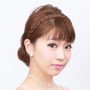 カチュームにもヘアゴムにも2WAYで使える便利アイテムサイズ長さ:約52cm幅:約2cmゴム長さ:約7cm素材国内メーカー製耐熱ファイバー100%【耐熱】耐熱温度180度、コテやカーラーで巻く場合は同封の取扱説明書をご覧ください。※130〜150度くらいが適正温度です。【耐熱ファイバーの性質】耐熱ファイバーは熱が冷めたときに型が定着する性質です。ヘアアイロン等を外して、型を固定した状態のままクールダウンさせてください。ウィッグのタイプみつあみバンドみつあみデザインのカチュームタイプのポイントウィッグ