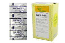 【第2類医薬品】　桂枝茯苓丸料A　90包 商品説明 桂枝茯苓丸料Aエキス細粒「分包」三和生薬は，漢方処方「桂枝茯苓丸」の水製エキスを服用しやすい細粒の分包にしたものです。 効能・効果 比較的体力があり，ときに下腹部痛，肩こり，頭重，めまい，のぼせて足冷えなどを訴えるものの次の諸症：月経不順，月経異常，月経痛，更年期障害，血の道症，肩こり，めまい，頭重，打ち身（打撲症），しもやけ，しみ，湿疹・皮膚炎，にきび（効能関連注意） 注）血の道症とは，月経，妊娠，出産，産後，更年期など女性のホルモンの変動に伴って現れる精神不安やいらだちなどの精神神経症状および身体症状のことである。 用法・用量 次の1回量を1日3回食前又は食間に服用すること。 ［年令：1回量］ 大人（15才以上）：1包7才〜14才：2／3包4才〜6才：1／2包4才未満：服用しないこと（用法関連注意） 小児に服用させる場合には，保護者の指導監督のもとに服用させること。 成分・分量 3包(4.5g)中 桂枝茯苓丸エキス　2.6g（ケイヒ・ブクリョウ・ボタンピ・トウニン・シャクヤク各4g） （添加物） 乳糖，セルロース，部分アルファー化デンプン，ステアリン酸カルシウム，無水ケイ酸 使用上注意 ■相談すること1．次の人は服用前に医師，薬剤師又は登録販売者に相談すること　（1）医師の治療を受けている人。 　（2）妊婦又は妊娠していると思われる人。 　（3）体の虚弱な人（体力の衰えている人，体の弱い人）。　 　（4）今までに薬などにより発疹・発赤，かゆみ等を起こしたことがある人。2．服用後，次の症状があらわれた場合は副作用の可能性があるので，直ちに服用を中止し，この文書を持って医師，薬剤師又は登録販売者に相談すること［関係部位：症状］ 皮膚：発疹・発赤，かゆみ消化器：食欲不振まれに下記の重篤な症状が起こることがある。その場合は直ちに医師の診療を受けること。 肝機能障害：発熱，かゆみ，発疹，黄疸（皮膚や白目が黄色くなる），褐色尿，全身のだるさ，食欲不振等があらわれる。3．服用後，次の症状があらわれることがあるので，このような症状の持続又は増強が見られた場合には，服用を中止し，医師，薬剤師又は登録販売者に相談すること　　　下痢4．1ヵ月位服用しても症状がよくならない場合は服用を中止し，この文書を持って医師，薬剤師又は登録販売者に相談すること。 保管及び取扱い上の注意 1）直射日光の当たらない湿気の少ない涼しい所に保管すること。 （2）小児の手の届かない所に保管すること。 （3）他の容器に入れ替えないこと。（誤用の原因になったり品質が変わる。） 製造販売元 三和生薬株式会社 東京都千代田区外神田6-6-1消費者くすり相談室03-3834-2171（代） （月〜金曜日　10：00〜17：00　但し祝日を除く） リスク区分 第2類医薬品 使用期限 使用期限まで1年以上あるものをお送りします。