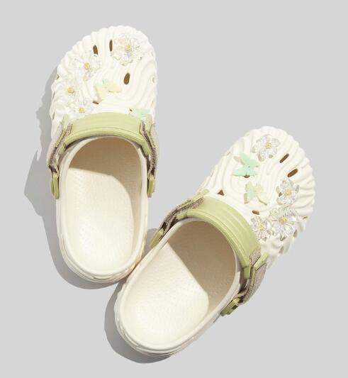 スリッパ サンダルは、かわいいちょうちょやお花のデザインが特徴です!歩きやすくて履きやすいので、室内でも屋外でも快適に過ごせるアイテムです。通気性に優れた軽量素材を使用しているため、長時間の着用でも疲れにくく、毎日の生活にぴったりです。クロックス風のスタイルで、韓国雑貨のようなおしゃれさも兼ね備えています。お友達とのお出かけや家でのリラックスタイムにぜひお試しください!サイズ【36】 (22.5cm〜23.5cm)【38】 (23.5cm〜24.5cm)【40】 (24.5cm〜25.5cm)生産国:中国ちょうちょスリッパ サンダル レディー レディース靴 サンダル その他 続々入荷中 36 38 40
