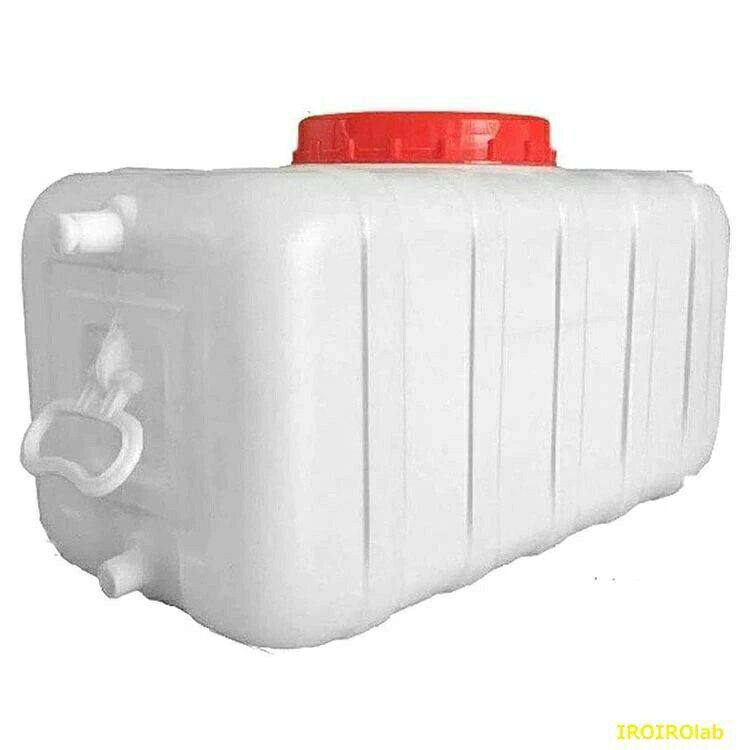 【カラー】ホワイトホワイト25L ホワイト50L ホワイト100L素材:プラスチック25L重さ(約):1.2kg50重さ(約):1.7kg100L重さ(約):2.5kg容量:25L、50L、100L原産国 : 中国製品の機能:主に屋外または家庭用の飲料水。該当する機会:アウトドアキャンプ、観光、家、工場、フィールド、産業など。サイズ:50L:60 x 30 x 34cm(最大48KGの水を収納可能)100L:71 x 34 x 34cm(最大85KGの水を収納可能)注:100Lは、100Lの液体を内部に充填できることを意味するものではありません。100Lはモデルのみです。 水量の重さに応じて、必要なサイズをお選びください。【この商品について】環境にやさしい無毒の食品グレードのプラスチック、耐熱性、耐衝撃性、変形しにくい、靭性が良く、掃除が簡単と水の味に影響はありません。プラスチック製の水ボトルのノブタイプの蛇口のデザインは、流出する水の量を制御できます。複数回使用できます。貯水/ワイン/油/酢。水容器の大口径設計により、内部の清掃が簡単になり、水をすばやくスムーズに節約します。バケツはしっかりと密封され、漏れません。大容量の水タンク、強く、耐久性がある;農業、工業、庭、車、屋外のキャンプ、外出、釣り、その他の貯蔵用飲料水に適しています!学校、ホテル、駅、オフィス、家庭などの場所でも使用できます。大口径手が届きやすく、掃除が簡単で、細菌の増殖を防ぎ、蓋は丈夫でねじりやすく、シールの漏れを防ぎます。※簡易包装となりますのでご理解の程よろしくお願いします。※手動測定による1〜3cmの測定偏差を許容してください。※モニターや光の効果が異なるため、実際の色は写真の色と若干異なる場合があります。※仕様・デザインは改良のため予告なく変更することがあります。ウォータータンク ポリタンク 水タンク ホワイト25L ホワイト50L ホワイト100L