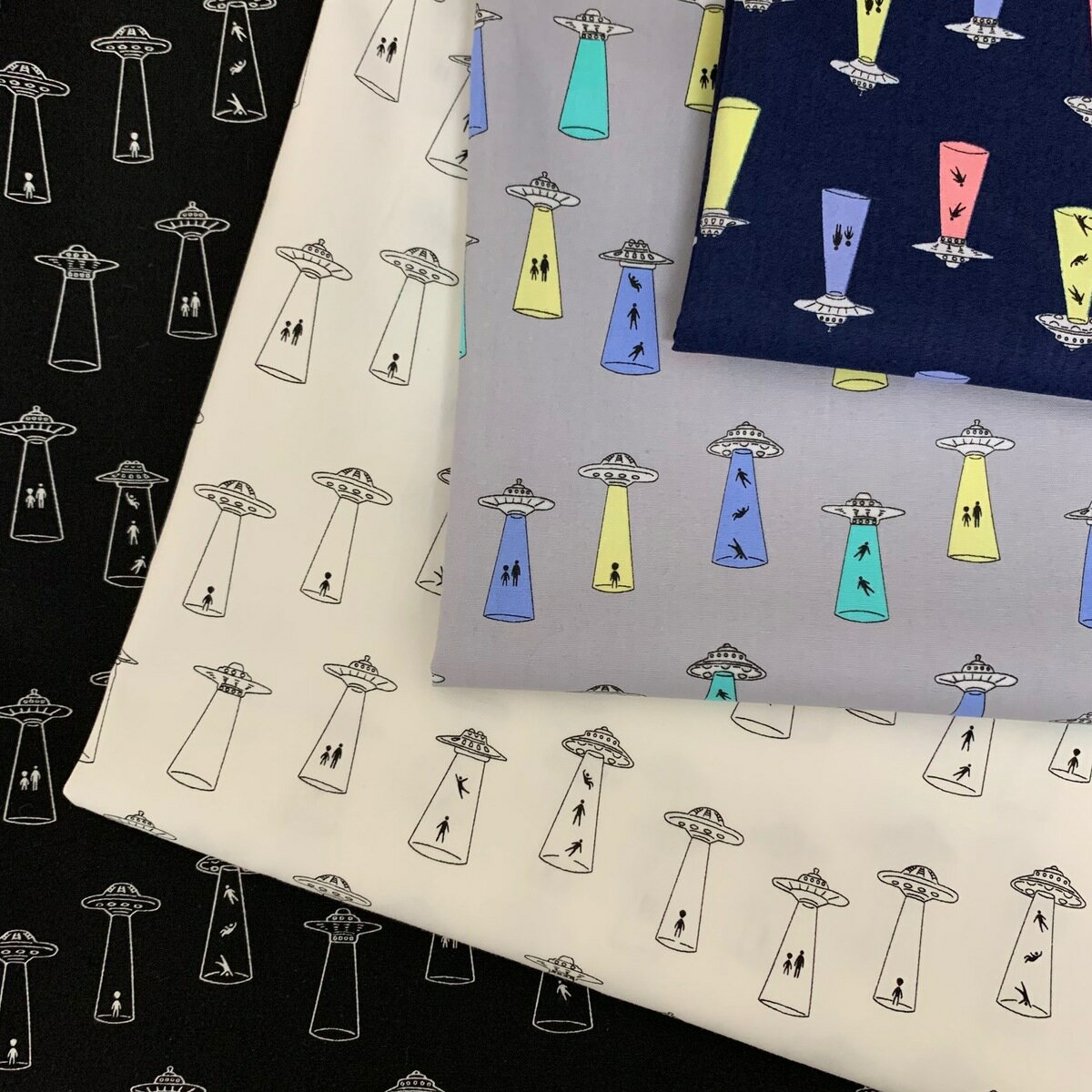 ブロード生地 UFO柄 ユニーク柄 シュール コットン100％ 日本製 薄手 ポーチ バッグ エプロン ハンカチ 入園入学グッズ スカート 全4色対応 ネイビー グレー シロ クロ ハンドメイド 布 ミシンのサムネイル