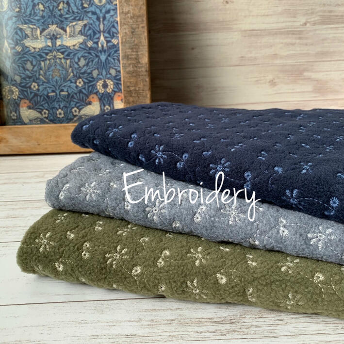 エンブロイダリー刺繍フリース