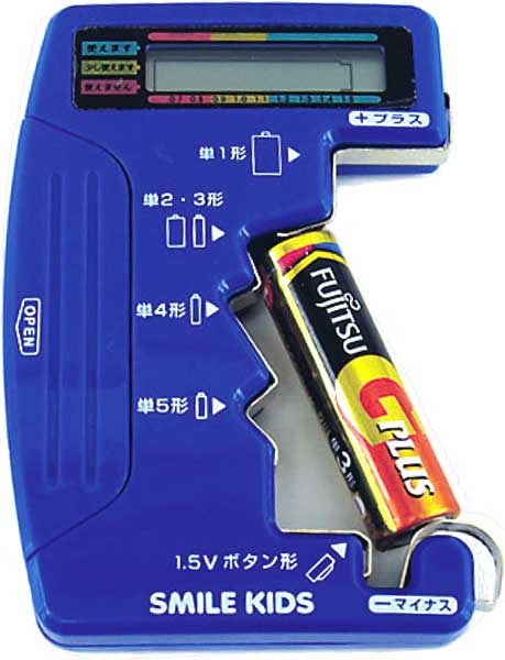 デジタル電池チェッカーADC-07は単1〜単5までの乾電池やボタン電池など1.5Vまでの電池残量をチェックできる電池残量測定器です。 本体上部のデジタル液晶画面で電池残量が一目で確認できます。18段階表示と赤・黄色・青の3色で電池が使えるかの度合いを色分け表示もしてます。 便利な『電池電圧別使用可能製品参考リスト』が付属されております。エアコンのリモコンで使用後の電池はテレビのリモコンにはまだ使用できたりします。そういった主要製品のリストです。 旭電機化成（スマイルキッズ）社製です。 送料無料。メール便でのお届け。 ・付属　　　　　単四電池×1個 ・測定可能電池　単1・単2・単3・単4・単5形電池 　　　　　　　　ボタン電池 ・サイズ　　　　6.9×1.6×10.4cm