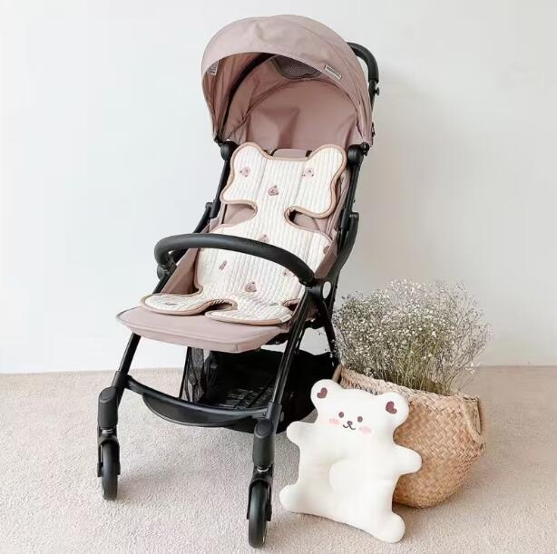 Rakuten - ベビーカーシート シートクッション キルティング 快適 持ち運び 綿100% コットン 蒸れない 通気性 洗える 洗濯可能 折りたたみ 収納 赤ちゃん かわいい おしゃれ 男の子 女の子 贈り物 ギフト メッシュ 新生児 春夏 オールシーズン 秋冬