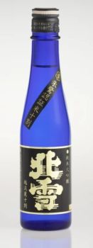 ワイングラスでおいしい日本酒アワード2012で 最高金賞、IWC2012で新潟トロフィー金賞に輝くなどその評価は高い。 酒米は安全で安心な佐渡独自の「朱鷺と暮らす郷づくり認証米」に適合した越淡麗を100％使用。味にふくらみがあり、後口のキレのよさが特徴です。 ・International SAKE Challenge 2024 純米大吟醸部門　BRONZE MEDAL ・International SAKE Challenge 2023 純米大吟醸部門　GOLD MEDAL ・全米日本酒歓評会2016 大吟醸A（精米歩合40％以下）部門　金賞受賞 ・ワイングラスでおいしい日本酒アワード2014 大吟醸酒部門　金賞受賞 ・ワイングラスでおいしい日本酒アワード2012 大吟醸酒部門　最高金賞受賞 ・IWC(International Wine Challenge)2012 Sake部門　新潟トロフィー受賞 産地：新潟県 アルコール度数：16度 原米：佐渡産越淡麗 精米歩合：40％ 日本酒度：+1.5 ※掲載画像と実物はデザインが異なる場合がございます　