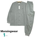 Munsingwear マンシングウエア [サイズ] 紳士：Mサイズ 胸囲：88~96cm　身長：165~175cm　 ウエスト：76~84cm 【上着詳細サイズ】 着丈：73cm　裄丈：82cm　胸囲：108cm（脇の下） 総丈：103cm　股下：72cm [カラー] グレー [組成] 綿100％（シルケット天竺ニット：伸縮あり） [原産国] 中国製 ●[Munsingwear マンシングウエア]の春夏に着ていただけるスエットタイプの紳士長袖・長ズボンパジャマ。 ●素材は上着・ズボン共生地で肌ざわりのいい綿100％のシルケット天竺ニットを使用しています。 シルケット加工されていますので肌ざわりが滑らかで、毛羽立ちもおさえられシルクのような光沢があります。 ●上着は丸首で全開ボタンタイプ。胸元にポケットがあります。 袖口はリブ加工になっています。 袖ぐりもリブを使用していますので腕が動きやすくなっています。 ●ズボンは前開きあり。ウエストは広ゴムを使用しています。 裾は上着同様にリブ加工です。 後ろ側にポケットがあります。 ※画面上のカラーはご使用ブラウザやモニターの設定により、実物とは若干異なる場合がございます。 関連ワード：紳士 メンズ パジャマ ナイトウエア ナイティ ルームウェア 男性用 春夏 長袖 長ズボン 綿100％ シルケット 天竺 光沢 高級感 通気性 肌ざわり 丸首 全開 ボタン留め スエットタイプ プレゼント マンシングウエア ギフト ラッピング 父の日 お見舞い 敬老 誕生日 ブライダル