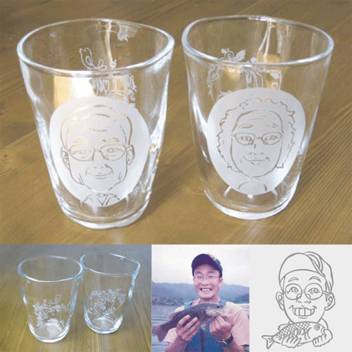 Rakuten - 【似顔絵製作】ペア・手びねりグラスそれぞれのグラスに【似顔絵】と名前をお入れいたします。【結婚記念日】【記念日　贈り物】【送料無料】【コンビニ受取対応商品】