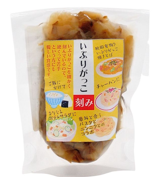 ◆商品名　：たくあん漬け ◆原材料名：大根（国産）、漬け原材料（砂糖、食塩、米糠） ◆内容量　：約60g×6袋 ◆賞味期間：製造日より180日　ラベルに記載 ◆保存方法：直射日光高温多湿をさけ常温で保存 ◆大きさ　：約100×70×30mm　容器を含めた重さ70g ◆製造者　：（有)伊藤漬物本舗　秋田県湯沢市角間字白山下26 のし・包装紙・メッセ－ジカ－ド等の詳細はこちらへどうぞ保存料・着色料等を使用していない無添加 いぶりがっこです。 そのため、より自然の色合い、風味が楽しめます。 いぶりがっことは、大根を桜や楢の木でいぶってから米糠に漬け込む手間のかかる漬物です、 口に入れた瞬間感じる、スモーキーな味わいは、ご飯はもちろん、日本酒やワインにもよく会う味わいです。 チーズとの相性もよく漬物の域を超えた食材として今や大人気。 伊藤漬物さんのいぶりがっこは、一本一本丁寧に手作業で漬け込み、秋田県いぶりがっこ協同組合のGIマーク付きです。 使いやすい刻みタイプ6袋セット 社員さんが試食しました ・細かく刻まれているので食べやすかった、また、いろいろな料理にアレンジできそう ・ふりかけとして熱々のごはんにのせて食べたら相性抜群でした ・カレーや焼きそばの付け合わせに良いと思った