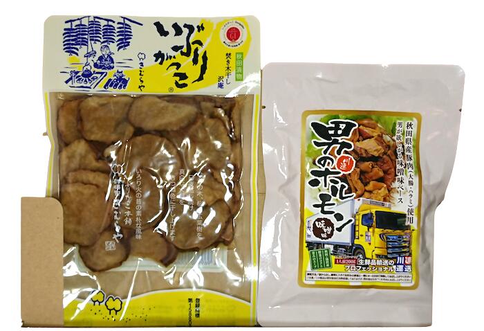 【雄勝野きむらや いぶりがっこスライス】 ◆品名　　　　：いぶりがっこスライス ◆原材料名　　：だいこん　　漬け原材料（砂糖、食塩、米ぬか、還元水飴、醸造酢） ◆原料原産地名：国産（だいこん） ◆内容量　　　：150g ◆大きさ　　　：袋の大きさ約250×160×10mm ◆賞味期限　　：ラベルに記載　製造より120日 ◆保存方法　　：直射日光、高温多湿を避けて保存してください ◆製造者　　　：雄勝野きむらや　秋田県湯沢市下院内字常盤町91 【川連運送 男のホルモン味噌味】 ◆名称　 　：みそ煮込み豚内臓肉 ◆原材料名：豚内臓肉(秋田県産)、醤油、砂糖、ごぼう、玉葱、にんにく、料理酒、コチュジャン、味噌、生姜、澱粉、チキンエキス、ポークエキス、りんご果汁、香辛料、食塩、ソルビット、調味料(アミノ酸等)、カラメル色素、酸味料、ビタミンC、(原材料の一部に小麦、乳を含む) ◆内容量 　 ：1人前　200g ◆調理方法 ：袋から出してお鍋等に入れ、お好みの野菜と一緒に4&#12316;6分ほど加熱してからお召し上がりください。 ◆ご注意 　：この製品は密封後加圧加熱殺菌しておりますが、開封後はなるべくお早めにお召し上がりください ◆賞味期間 ：ラベルに記載 ◆保存方法 ：直射日光、高温多湿を避け保存 ◆製造者 　：（株）秋田食肉流通公社　秋田市河辺神内字堂坂2−1 ◆販売者 　：川連運送株式会社　秋田県湯沢市川連町字道上70 【メール便】のため下記をご確認ください ・ポスト投函となります。 ・代金引換は不可となります。 　クレジット決済・Apple Pay・ローソン、郵便局ATM払い、PayPal、Alipay、銀行前払いのみのご対応となります。 ・配達日時のご指定はできません。 ・基本的に同梱は不可となります。・まとめ買いをされた場合、商品の組合せによっては、複数のネコポス便かクリックポスト、あるいは宅配便（佐川急便）を使用する場合があり送料も変わる可能性がございます。その際はメールでお知らせいたします。 のし・包装紙・メッセ－ジカ－ド等の詳細はこちらへどうぞ雄勝野きむらやさんいぶりがっこスライスと、川連運送さん男のホルモン味噌味のセットをメール便でお届けします 【川連運送 男のホルモン味噌】 かわつらカレー、男のホルモン【塩味】と同様に、川連運送社内で人気のまかない料理を商品化しました。 安心・安全な秋田県産豚肉(大腸・ハラミ)を使用し、味付けのベースは江戸時代創業　秋田の老舗こうじ専門店　野村こうじ店の天然醸造こし味噌。スープには私たちの地元・秋田県湯沢市産の野菜がたっぷり入っています! 柔らかくて味のしみこんだホルモンは一度食べるとやみつきになる美味しさ！ 働く男の胃袋をがっちり掴んで離さない旨味たっぷりのホルモン煮込みをぜひご賞味ください。 【雄勝野きむらやいぶりがっこスライス】 保存料、着色料、酸化防止剤、調味料（アミノ酸等）！は使用しておりません、昔ながらの素朴な香りと風味にこだわった、雄勝野きむらやのいぶりがっこ（たくあん）です！ いぶりがっこは、大根を専用の囲炉裏の天井につるし、桜や楢の木を燃やして燻製した後、塩を加えてぬか漬けにしています。 昔ながらの製法にこだわったいぶりがっこは、米ぬか特有の熟成した風味、薫煙の香り、パリパリとした食感が特徴。燻した味わいが赤ワインやウィスキーなどにも非常によく合います。 【雄勝野きむらやさんについて】 雄勝野きむらやは、秋田県湯沢市（旧雄勝町）で昭和38年に創業した漬物メーカーです。秋田県雄勝野のいぶりがっこの商標登録を持ち、独自の燻製小屋で大根の燻煙乾燥を行っています。 雄勝野は四方を山々に囲まれており、日照時間が少なく降雪の時期が早いため、秋大根を天日で十分に干すことができません。そこで、屋内の梁に大根を吊るし、囲炉裏火の熱と煙を利用して干し上げて漬け込む「いぶり（燻り）漬け（がっこ）」が伝わっています。 雄勝野きむらやでは、古来伝承の米ぬかと塩を主体にしたシンプルな漬け込みにこだわっています。また、四季の素材の風味を大切に、さまざまな漬物も造り継いでいます。