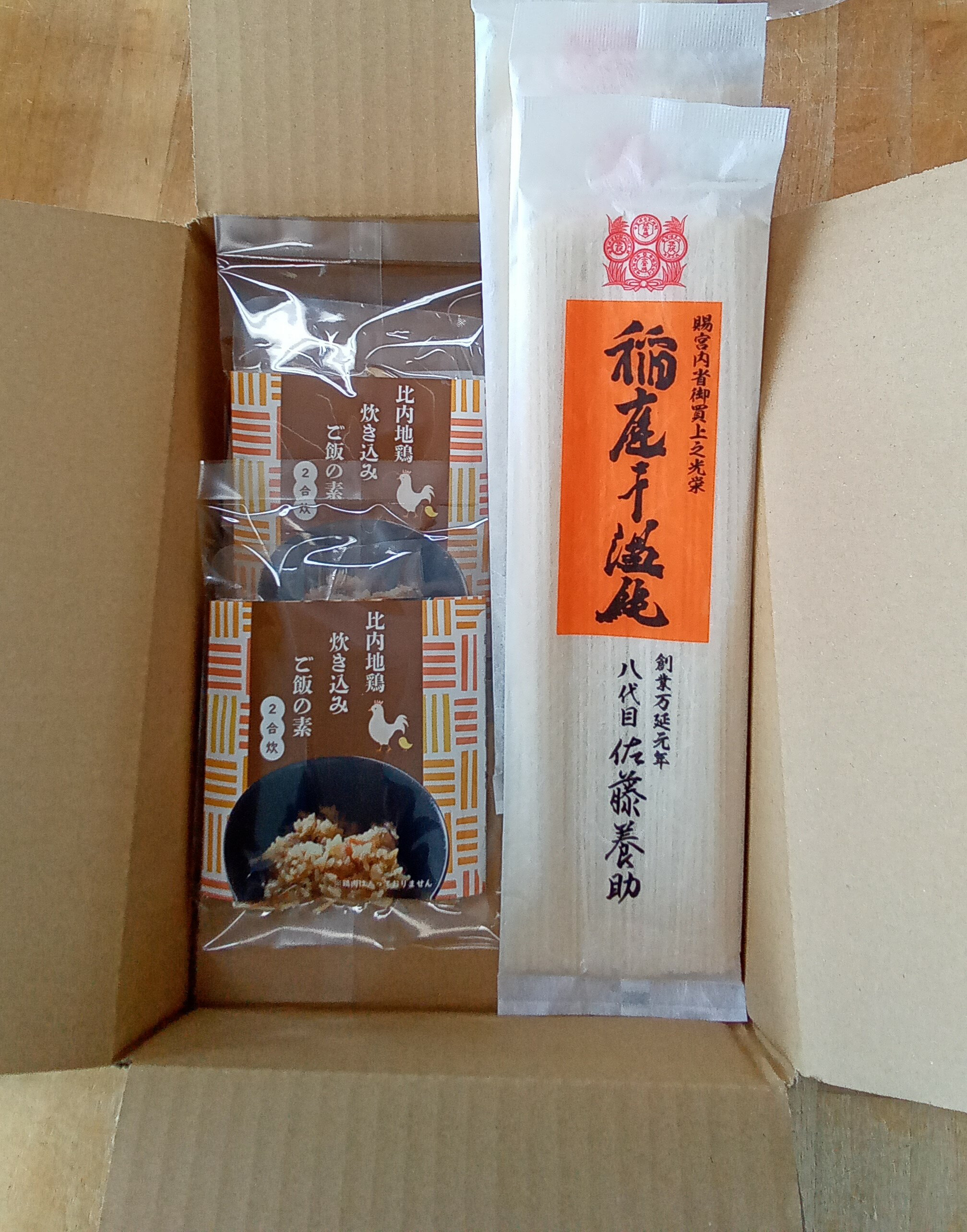 【稲庭うどん】 原材料名：小麦粉（国内製造）、でん粉、食塩 内容量：140g×3 保存方法：直射日光を避け湿度の低い所で常温で保存 製造者：有限会社佐藤養助商店 【炊き込みご飯の素】 原材料名：椎茸、ごぼう、人参、醤油、鶏油、比内地鶏がらス...