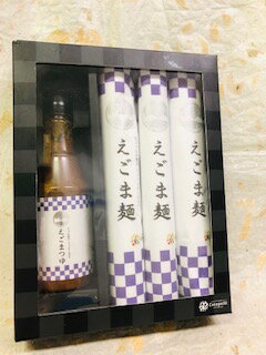 秋田県産のえごまを100％使用しています。 えごま麺、えごまつゆのセット商品でギフトにもおすすめ。 えごまの葉の粉末を練りこんだ香りのよい「えごま麺」と、 えごまの実を贅沢に使用した風味豊かな「えごまつゆ」のセットです。 えごま麺： 北海道産の小麦を使用し、秋田県産のえごまの葉を練りこみました。 爽やかなえごまの葉の香りと、つるりとしたのど越しをお楽しみください。 Cocopelliブランドの「えごまつゆ」と合わせると、 一層美味しくお召し上がりいただけます。 冷たくしてお召し上がりいただくのがおすすめです。 えごまつゆ：秋田県産のえごまの実を贅沢に使用しためんつゆです。 Cocopelli商品のえごま麺のつけだれとして最適です。（2倍希釈） えごまの香りが香ばしく、やみつきになるおいしさです。 つけだれ以外にも、お豆腐や焼き茄子等、様々なお料理にお使いいただけます。　 ★えごまの実には、認知症の予防やアンチエイジング効果が期待されている 「α-リノレン酸」が含まれています。 ★えごまの葉には、高い抗酸化作用と血糖値の上昇を抑える働きが 期待されている「ロズマリン酸」が含まれています。 また、えごまの葉に含まれる成分が、強い抗糖化作用を 示しているというデータもあります。（秋田県総合食品研究センター調べ） ■社名：東商事株式会社　〒019-2401　秋田県大仙市協和船岡字善知鳥14-1 ■えごま麺　製造者：株式会社神室のめぐみ　秋田県湯沢市寺沢字本郷82番地1号 ■えごまつゆ　製造者：株式会社安藤醸造　秋田県仙北市角館町下新町27 ■賞味期限：パッケージに記載 ■内容量：えごま麺 200g×3袋 えごまつゆ 400g×1本 ■えごま麺　原材料：小麦粉(北海道産)、食塩、えごまの葉（秋田県産） ■えごまつゆ　つゆ（しょうゆ、糖類（砂糖、水あめ混合異性化液糖）、 削りぶし（そうだかつおかれぶし、そうだかつお、かつお）、 発酵調味料、食塩、その他）（小麦、大豆、乳、ゼラチンを含む）、 米味噌（大豆を含む）、砂糖、えごま油、えごま／アルコール、 調味料（アミノ酸等）、加工デンプン、増粘多糖類