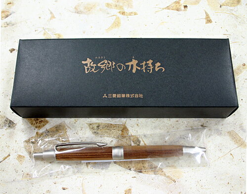 メイド・イン・秋田。秋田県産秋田杉を使ったシャープペンです。 秋田の素材にこだわった、木材の温かみを感じる筆記具。手になじむ感触と、シンプルなデザインが質感の高さを表現します。ギフトにもどうぞ。 ■社名：三菱鉛筆株式会社 ■規格：芯径0.5、軸径10.9、厚さ13.7、全長134.6（mm） ■軸素材：秋田杉（圧密加工） ■機構：ノック式 ■シャープ消しゴム：G