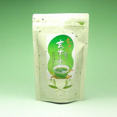 水出し茶 抹茶入り玄米茶 茶葉タイプ さっぱりとした香ばしさが 嬉しい！後味もさわやかな 抹茶の甘味と玄米茶の香ばしさ お子さまにもオススメ！ ＊茶袋の柄は変わる場合がございます 産地：煎茶:静岡県 　　　抹茶:京都府 　　　玄米:国産 内容量　：　200g 賞味期限：発送から約12ヶ月 保存方法：直射日光、高温多湿を避け移り香に注意 販売者・加工者：秋山園（株式会社秋山商店） 群馬県安中市安中3-16-3 関連ワード： お茶 静岡 煎茶 茶 特徴 日本茶 葉っぱ 緑茶 通販 普通蒸し冷茶・水出し抹茶入り玄米茶（茶葉タイプ） 香ばしさが嬉しい！ さっぱりとした香ばしさが嬉しい！ 後味もさわやかな抹茶の甘味と玄米茶の香ばしさが、この夏の涼しい美味しさに加わりました。 お子さんも大好きな抹茶入り玄米茶が水出し茶になりました。＊ティーバッグではありません。 ◆ヤフーインターネットガイドで秋山園の水出し茶が紹介されました◆ ●yahoo! internet guide8月号の「夏のグルメをお取り寄せ」特集で秋山園の水出し茶が紹介されました。（以下本文より） 日本茶のプロが厳選した本当に美味しい水出し茶。お湯を沸かさずに入れる水出し茶は、手軽なだけでなく 冷蔵庫でじっくり寝かせることで甘みが引き立つという。秋山園では日本茶インストラクターの資格を持つ店長が独自の ブレンドを施した水出し煎茶のほか、水出し番茶や水出しほうじ茶・抹茶入り玄米茶もご用意しました。