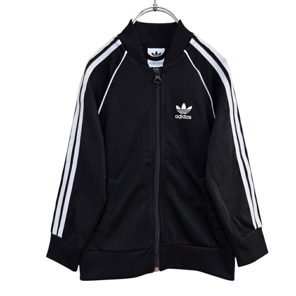 ブランドadidas originals KIDS　アディダスオリジナルス　キッズアイテムSUPERSTARトラックジャケットカラーブラックサイズサイズ100（3～4歳前後）　　　　　　　　　　　　　　　　　　　　　　　　　　　　　　　　　　　　　　　　　　　　　　　　　　　　　　　　　着丈　約42.5cm　　　　　　　　　　　　　　　　　　　　　　　　　　　　　　　　　　　　　　　　　　　　　　　　　　　　　　　胸囲　約32cm　　　　　　　　　　　　　　　　　　　　　　　　　　　　　　　　　　　　　　　　　　　　　　　　　　　　　　　袖丈　約42.5cm（ラグランスリーブ） ※海外サイズのため必ず実寸サイズをご確認ください。　　　　　　　　　　　　　　　　　　　　　　　　　　　　　　　　　　　　　　　　　　　　　（平置きでの実寸サイズになります。多少の誤差はご了承下さいませ。）素材ポリエステル100％デザインの特徴アディダスオリジナルスの定番、キッズSUPERSTARトラックジャケットです。 胸元にはトレフォイルロゴ、袖にはおなじみのスリーストライプ入り。 シンプルな黒は合わせやすく汚れも目立ちにくいのでデイリー使いに安心です。 ジャージ素材なので動きやすく、通園・外遊び・公園・習い事まで幅広く活躍します。 前開きジッパーで脱ぎ着もしやすく、朝のバタバタ時間でもサッと羽織れるのが嬉しいポイントです。 古着のため1点のみの入荷になります。気になる方はお早めにご検討ください。商品の状態使用感が少なく非常に状態が良いです。洗濯の状態ホームクリーニング済※注意事項■商品の状態について　　　　　　　　　　　　　　　　　　　　　　　　　　　　　　　　　　　　　　　　　　　　　　　　　　　当店の商品はほぼ全て中古品になります。　　　　　　　　　　　　　　　　　　　　　　　　　　　　　　　　　　　　　　　　　　　上記のランクは弊社基準でのランク付けとなります。ランクはご参考としていただき、詳細は画像をよくご確認の上、ご検討下さいませ。ダメージは写真と共に詳しく記載いたしますが、小さなものに関しては掲載しきれない部分や見落としがある場合もございますので、予めご了承下さいませ。 ■サイズについて　　　　　　　　　　　　　　　　　　　　　　　　　　　　　　　　　　　　　　　　　　　　　　　　　　　　　ほぼ全商品が韓国のサイズ表記となっております。日本のサイズと多少異なる場合もございます。サイズ感につきましては表記サイズは目安とし、記載している実寸サイズを必ずご参照下さいませ。 ■掲載商品のカラーについて　　　　　　　　　　　　　　　　　　　　　　　　　　　　　　　　　　　　　　　　　　　　　　　　商品画像は実物の色、質感を再現するよう努力しておりますが、ご覧いただいているモニター、パソコン、スマートフォンによっては商品と画像に若干の色の誤差が生じる場合がございます。予めご了承下さいませ。 ■キャンセル、返品交換について　　　　　　　　　　　　　　　　　　　　　　　　　　　　　　　　　　　　　　　　　　　　　　明らかなダメージの見落としなど、弊社の過失による場合の返品は、返金対応をさせていただきます。大変お手数ではございますが、商品到着後5日以内にメールにてご連絡下さいますよう宜しくお願いいたします。 商品到着後5日を過ぎた返品のご依頼はお受け出来兼ねます。 お客様都合による返品交換はお受け出来兼ねます。 古着となりますので同一商品との交換は出来兼ねます。 発送後のキャンセルはお受け出来兼ねます。 古着・ヴィンテージアイテムの使用感やダメージの感じ方は個人差がございます。　　　　　　　　　　　　　　　　　　　　　　　　　　画像、記載している商品の状態、実寸サイズを必ずご確認の上、ご購入いただけますようお願い申し上げます。
