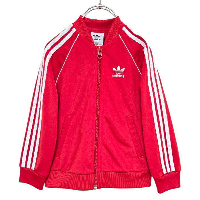 ブランドadidas originals KIDS　アディダスオリジナルス　キッズアイテムSUPERSTAR トラックジャケットカラーレッドサイズサイズ90　　　　　　　　　　　　　　　　　　　　　　　　　　　　　　　　　　　　　　　　　　　　　　　　　　　　　　　　　　　　トラックジャケット　　　　　　　　　　　　　　　　　　　　　　　　　　　　　　　　　　　　　　　　　　　　　　　　　　　　　　着丈　約39.5cm　　　　　　　　　　　　　　　　　　　　　　　　　　　　　　　　　　　　　　　　　　　　　　　　　　　　　　　胸囲　約31cm　　　　　　　　　　　　　　　　　　　　　　　　　　　　　　　　　　　　　　　　　　　　　　　　　　　　　　　　袖丈　約41.5cm（ラグランスリーブ）　　　　　　　　　　　　　　　　　　　　　　　　　　　　　　　　　　　　　　　　　　　　　　※海外サイズのため必ず実寸サイズをご確認ください。　　　　　　　　　　　　　　　　　　　　　　　　　　　　　　　　　　　　　　　　　　　　　　　　　　　　　　（平置きでの実寸サイズになります。多少の誤差はご了承下さいませ。）素材ポリエステル100％デザインの特徴アディダスオリジナルスの定番、キッズSUPERSTARトラックジャケットです。 コーデの差し色にもなりつつ合わせやすいレッドカラーのトラックジャケット。 胸元にはトレフォイルロゴ、袖にはおなじみのスリーストライプ入り。 ジャージ素材なので動きやすく、通園・外遊び・公園・習い事まで幅広く活躍します。 前開きジッパーで脱ぎ着もしやすく、朝のバタバタ時間でもサッと羽織れるのが嬉しいポイントです。 古着のため1点のみの入荷になります。気になる方はお早めにご検討ください。商品の状態多少の使用感はありますが、傷や汚れはなく良い状態です。洗濯の状態ホームクリーニング済※注意事項■商品の状態について　　　　　　　　　　　　　　　　　　　　　　　　　　　　　　　　　　　　　　　　　　　　　　　　　　　当店の商品はほぼ全て中古品になります。　　　　　　　　　　　　　　　　　　　　　　　　　　　　　　　　　　　　　　　　　　　上記のランクは弊社基準でのランク付けとなります。ランクはご参考としていただき、詳細は画像をよくご確認の上、ご検討下さいませ。ダメージは写真と共に詳しく記載いたしますが、小さなものに関しては掲載しきれない部分や見落としがある場合もございますので、予めご了承下さいませ。 ■サイズについて　　　　　　　　　　　　　　　　　　　　　　　　　　　　　　　　　　　　　　　　　　　　　　　　　　　　　ほぼ全商品が韓国のサイズ表記となっております。日本のサイズと多少異なる場合もございます。サイズ感につきましては表記サイズは目安とし、記載している実寸サイズを必ずご参照下さいませ。 ■掲載商品のカラーについて　　　　　　　　　　　　　　　　　　　　　　　　　　　　　　　　　　　　　　　　　　　　　　　　商品画像は実物の色、質感を再現するよう努力しておりますが、ご覧いただいているモニター、パソコン、スマートフォンによっては商品と画像に若干の色の誤差が生じる場合がございます。予めご了承下さいませ。 ■キャンセル、返品交換について　　　　　　　　　　　　　　　　　　　　　　　　　　　　　　　　　　　　　　　　　　　　　　明らかなダメージの見落としなど、弊社の過失による場合の返品は、返金対応をさせていただきます。大変お手数ではございますが、商品到着後5日以内にメールにてご連絡下さいますよう宜しくお願いいたします。 商品到着後5日を過ぎた返品のご依頼はお受け出来兼ねます。 お客様都合による返品交換はお受け出来兼ねます。 古着となりますので同一商品との交換は出来兼ねます。 発送後のキャンセルはお受け出来兼ねます。 古着・ヴィンテージアイテムの使用感やダメージの感じ方は個人差がございます。　　　　　　　　　　　　　　　　　　　　　　　　　　画像、記載している商品の状態、実寸サイズを必ずご確認の上、ご購入いただけますようお願い申し上げます。