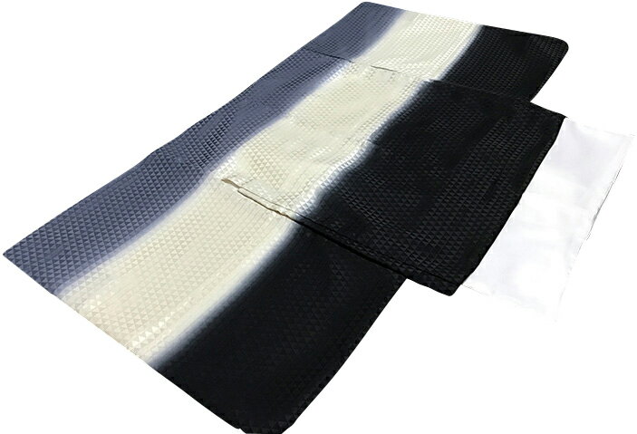 あこがれゆめ.七五三着物 男児五歳用セット 正絹 新品 商品説明 綸子地にぼかし加工で、落ち着きがあって個性的ですね 三段ぼかし染め（グレー、ベージュ、クロ）になります。 綸子地、特有の存在感があります。 長襦袢の汚れを防ぎ衿元のアクセントにもなる 襦袢用半襟をサービス致します。 ●セット内容● 羽織：着物：長襦袢：男児袴セット（黒子持縞袴） 後は寸法調整と足袋のみ必要です。 ●品質　寸法● 表生地：絹100％ 裏生地：ポリエステル100％ 下着生地：ポリエステル100％ 袴素材：ポリエステル100％ 羽織丈66c身丈93c袖丈57c裄54c袴寸法（紐下60c） ＊多少の誤差は何卒、ご了承下さい。 発送について こちらの品物は、送料無料です。 (北海道、沖縄、離島も含み全国一律です) 代引きご希望の場合は代引手数料一律300円 備考 ●着付けの手引き● 着付けが、少し不安な方も 超不安な方もご安心下さい オリジナルイラスト入り、着付けの手引き 製作致しました ご希望の方のみ同封（無料）いたしますので ご希望の場合は、価格の下プルダウンメニューより 希望する、をお選び下さい。 ●お子様用、足袋● お子様用足袋の扱い開始致しました、別途￥700（税込）になります とっても履きやすい、伸縮性抜群、のびのびタイプになります。 ご注文後、メールにて金額訂正させて頂きます。 3歳用（15c〜16c） 5歳、7歳用（17c〜18c） ご希望の場合は、価格の下プルダウンメニューより 希望する、をお選び下さい。 ●寸法調整● お着物は大きめに製造されておりますので お子様寸法に、ジャストフィット調整可能です！！ ＊寸法調整希望の場合は、入金確認後の 作業取り掛かりとなりますので 代引き決済は出来ません、何卒ご了承下さい。 ご注文後、採寸方法等、お知らせ致します。 ご希望の場合は、価格の下プルダウンメニューより 希望する、をお選び下さい。 ●家紋入れ● 男児は、家紋入れをおすすめ致します レンタルでは出来ない、ちょっと贅沢 着物姿がぐっと引き締まりますよ。 価格￥5,000（税込）すり込み技法、五つ紋（五カ所） ＊入金確認後の作業取り掛かりとなりますので 代引き決済は出来ません、何卒ご了承下さい。 ＊備考欄より、家紋名をお知らせ下さい。 ご希望の場合は、価格の下プルダウンメニューより 希望する、をお選び下さい。 ●着付けのヒモ● 着付けの際に、ヒモで長襦袢、着物を結んで下さいね。 ご家庭のヒモで良いのですが、なかなか 長さが足りなかったり、1本しかなかったり 急いでいる時に無くては困りますね＾＾。 別途2本￥400（税込）になります。 ご希望の場合は、価格の下プルダウンメニューより 希望する、をお選び下さい。