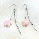 心身のバランス お守り ゆらゆらピアス 桜色ほんのり春ピンク ホワイトシェル& ひねりスティックバー 良質 チタンフック/樹脂フック/樹脂イヤリング/キャッチタイプ変更可
