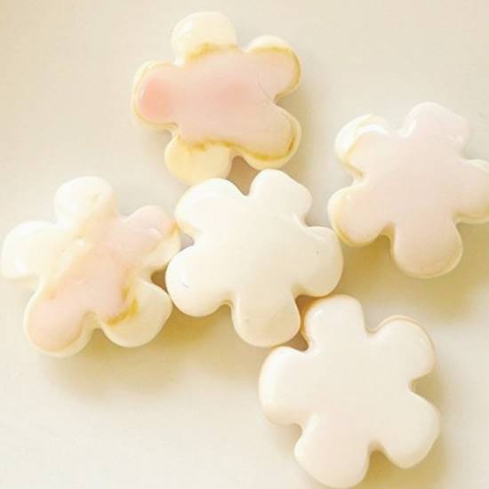 樂天商城 - 5粒 キュートな桜ホワイトシェル 貝12mm 開運 天然石ビーズ 両穴 在庫処分特価