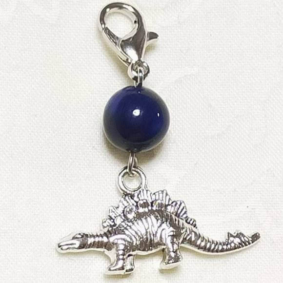 ブルー染めタイガーアイ 虎目石 恐竜 キョウリュウ きょうりゅう 立体 カニカン付 天然石チャーム ペンダントトップ 天然石 パワーストーン ストラップ バッグ...