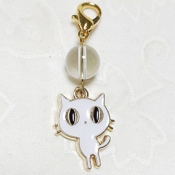 水晶 白猫 しろねこ cat カニカン付 天然石チャーム ペンダントトップ 天然石 パワーストーン ストラップ バッグチャーム キーホルダー スマホアクセサリー マスクピアス マスクチャーム お守りチャーム ハロウィン