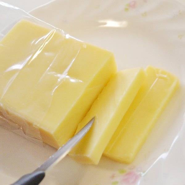 ラクレットチーズ 約1kg前後 （9−12人前程度） チーズのみ（ナチュラルチーズ） 切って焼くだけ簡単！ クール便発送 チーズ料理