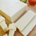 フォンデュチーズ 原産国：スイス 種類別名称：ナチュラルチーズ 容量： 約190g前後（約190g前後×2個） ※チーズのカットは統一されておりません。ご了承下さい。 ※カットが異なりますので、重さも多少変わります。 人数：約3−4人用となります。 ※お使い頂く食材にもよりますので、不安な方は多めの発注をお願いします。 原材料名：生乳、食塩 賞味期限：約30日前後となります。 保存方法：10℃以下で冷蔵保存してください。 商品特徴 スイスでは、「チーズの女王様」とも呼ばれ、エメンタールよりクリーミーでコクがあり濃厚なチーズとなります。 チーズフォンデュも当然ながら、グラタンなどの料理にも最適です。 また、フォンデュにする場合は、エメンタールとブレンドことが多く、お好みにより割合を決めてお使い頂けます。 そのまま、大人のおつまみとして、食べてもとっても美味しいですよ♪ お届けについて 鮮度を保つため、当店ではお客様よりご注文を頂いてから、入荷の手配をとります。 ご注文日から発送日まで約1週間前後かかりますのでご了承のほどお願いいたします。 発送：クール便（冷蔵）発送 画像はイメージです。 ＜関連キーワード＞ とろ?りチーズ ラクレット用チーズ 専用チーズ スイスチーズ オランダチーズ 焼きチーズ フォンデュチーズ 熟成チーズ ラクレットオーブン ゴーダチーズ グラタン ピザ パスタ サラダ ハンバーガー サンドイッチ ハンバーグ 肉料理 フルーツチーズ クリームチーズ パーティー 誕生日会 お祭り ホームパーティー 母の日 父の日 敬老の日 クリスマス会 バレンタイン ホワイトデー ハロウィンパーティー 就職祝 入学祝 入園 家飲み ママ会 おやつ パティシエ ソロキャンプ BBQ バーベキュー 結婚式 二次会 コンペ コンパ 記念日