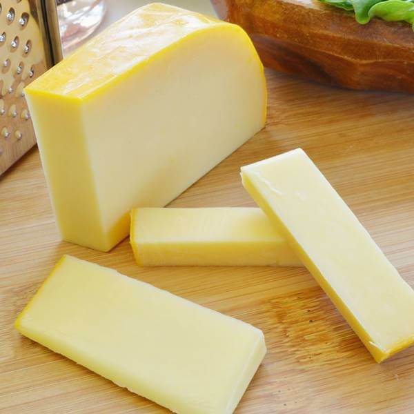 原産国：オランダ 種類別名称：ナチュラルチーズ 容量： 約360g前後（約90g前後×3−4個） ※チーズのカットは統一されておりません。重さも多少変わります。 原材料名：生乳、食塩、カロチノイド色素、 外皮のみ使用 保存料：ナタマイシン 賞味期限：約30日前後となります。 保存方法：10℃以下で冷蔵保存 まろやかでクセのない口当たりの良いチーズです。 熟成1ヶ月のヤングゴーダです。 そのまま「おやつ」や「お酒の肴」にピッタリ！ また、カナッペ、サラダ、スープ、ピザ、パスタなど、様々な料理にお使い頂けます！ ゴーダチーズ由来 エダムチーズと並ぶオランダの代表的なチーズ！オランダのチーズ生産量の60%を占めます。 ロッテルダム近郊の町、ゴーダで作られたことからこの名前がつきました。 お届けについて 鮮度を保つため、当店ではお客様よりご注文を頂いてから、入荷の手配をとります。 ご注文日から発送日まで約1週間前後かかりますのでご了承のほどお願いいたします。 発送：クール便（冷蔵）発送 画像はイメージです。 ＜関連キーワード＞ とろ?りチーズ ラクレット用チーズ 専用チーズ スイスチーズ オランダチーズ 焼きチーズ フォンデュチーズ 熟成チーズ ラクレットオーブン ゴーダチーズ グラタン ピザ パスタ サラダ ハンバーガー サンドイッチ ハンバーグ 肉料理 フルーツチーズ クリームチーズ パーティー 誕生日会 お祭り ホームパーティー 母の日 父の日 敬老の日 クリスマス会 バレンタイン ホワイトデー ハロウィンパーティー 就職祝 入学祝 入園 家飲み ママ会 おやつ パティシエ ソロキャンプ BBQ バーベキュー 結婚式 二次会 コンペ コンパ 記念日フリコ ゴーダチーズカット 約360g前後 オランダ産 ナチュラルチーズ クール便発送 Gouda Cheese チーズ料理 オランダ産 ゴーダチーズ！熟成1ヶ月のヤングゴーダ。 ゴーダチーズの由来エダムチーズと並ぶオランダの代表的なチーズ！　　オランダでのチーズ生産量の60%を占めます。ロッテルダム近郊の町、ゴーダで作られたことからこの名前がつきました。そのまま「おやつ」や「お酒の肴」にピッタリ！また、カナッペ、サラダ、スープ、ピザ、パスタなど、様々な料理にお使い頂けます！そのままカットして、「おやつ」や「お酒の肴」にピッタリ！また、カナッペ、サンドイッチ、サラダ、グラタン、ピザ、パスタなど、様々な料理にお使い頂けます！ラクレットにしてもGoodです。BBQバーベキューやパーティー、ちょっとした記念日の食事に、このチーズを使用すれば、いい記念になるかも。。。鮮度を保つため、こちらの商品は、お客様よりご注文を頂いてから、入荷の手配をとります。ご注文日から発送日まで数日かかりますのでご了承のほどお願いいたします。画像はイメージです。 2