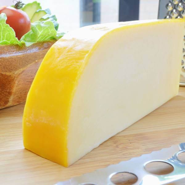 原産国：オランダ 種類別名称：ナチュラルチーズ 容量： 約180g前後（約90g前後×2個） ※チーズのカットは統一されておりません。重さも多少変わります。 原材料名：生乳、食塩、カロチノイド色素、 外皮のみ使用 保存料：ナタマイシン 賞味期限：約30日前後となります。 保存方法：10℃以下で冷蔵保存 まろやかでクセのない口当たりの良いチーズです。 熟成1ヶ月のヤングゴーダです。 そのまま「おやつ」や「お酒の肴」にピッタリ！ また、カナッペ、サラダ、スープ、ピザ、パスタなど、様々な料理にお使い頂けます！ ゴーダチーズ由来 エダムチーズと並ぶオランダの代表的なチーズ！オランダのチーズ生産量の60%を占めます。 ロッテルダム近郊の町、ゴーダで作られたことからこの名前がつきました。 お届けについて 鮮度を保つため、当店ではお客様よりご注文を頂いてから、入荷の手配をとります。 ご注文日から発送日まで約1週間前後かかりますのでご了承のほどお願いいたします。 発送：クール便（冷蔵）発送 画像はイメージです。 ＜関連キーワード＞ とろ?りチーズ ラクレット用チーズ 専用チーズ スイスチーズ オランダチーズ 焼きチーズ フォンデュチーズ 熟成チーズ ラクレットオーブン ゴーダチーズ グラタン ピザ パスタ サラダ ハンバーガー サンドイッチ ハンバーグ 肉料理 フルーツチーズ クリームチーズ パーティー 誕生日会 お祭り ホームパーティー 母の日 父の日 敬老の日 クリスマス会 バレンタイン ホワイトデー ハロウィンパーティー 就職祝 入学祝 入園 家飲み ママ会 おやつ パティシエ ソロキャンプ BBQ バーベキュー 結婚式 二次会 コンペ コンパ 記念日フリコ ゴーダチーズカット 約190g前後 オランダ産 ナチュラルチーズ クール便発送 Gouda Cheese チーズ料理 オランダ産 ゴーダチーズ！熟成1ヶ月のヤングゴーダ。 ゴーダチーズの由来エダムチーズと並ぶオランダの代表的なチーズ！　　オランダでのチーズ生産量の60%を占めます。ロッテルダム近郊の町、ゴーダで作られたことからこの名前がつきました。そのまま「おやつ」や「お酒の肴」にピッタリ！また、カナッペ、サラダ、スープ、ピザ、パスタなど、様々な料理にお使い頂けます！そのままカットして、「おやつ」や「お酒の肴」にピッタリ！また、カナッペ、サンドイッチ、サラダ、グラタン、ピザ、パスタなど、様々な料理にお使い頂けます！ラクレットにしてもGoodです。BBQバーベキューやパーティー、ちょっとした記念日の食事に、このチーズを使用すれば、いい記念になるかも。。。鮮度を保つため、こちらの商品は、お客様よりご注文を頂いてから、入荷の手配をとります。ご注文日から発送日まで数日かかりますのでご了承のほどお願いいたします。画像はイメージです。 2