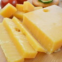 原産国：オランダ 種類別名称：ナチュラルチーズ 容量： 約540g前後（約90g前後×5−6個） ※チーズのカットは統一されておりません。重さも多少変わります。 原材料名：生乳、食塩、着色料（アナトー） 外皮のみ使用 保存料：ナタマイシン 賞味期限：約30日前後となります。 保存方法：10℃以下で冷蔵保存 黒ワックスで包まれた、長期熟成のチーズ。 熟成が進むにつれて、芳ばしい香りと、深みのある味わいになります。 18ケ月熟成。 そのまま「おやつ」や「お酒の肴」にピッタリ！ また、カナッペ、サラダ、スープ、ピザ、パスタなど、様々な料理にお使い頂けます！ ゴーダチーズ由来 エダムチーズと並ぶオランダの代表的なチーズ！オランダのチーズ生産量の60%を占めます。 ロッテルダム近郊の町、ゴーダで作られたことからこの名前がつきました。 お届けについて 鮮度を保つため、当店ではお客様よりご注文を頂いてから、入荷の手配をとります。 ご注文日から発送日まで約1週間前後かかりますのでご了承のほどお願いいたします。 発送：クール便（冷蔵）発送 画像はイメージです。 ＜関連キーワード＞ とろ?りチーズ ラクレット用チーズ 専用チーズ スイスチーズ オランダチーズ 焼きチーズ フォンデュチーズ 熟成チーズ ラクレットオーブン ゴーダチーズ グラタン ピザ パスタ サラダ ハンバーガー サンドイッチ ハンバーグ 肉料理 フルーツチーズ クリームチーズ パーティー 誕生日会 お祭り ホームパーティー 母の日 父の日 敬老の日 クリスマス会 バレンタイン ホワイトデー ハロウィンパーティー 就職祝 入学祝 入園 家飲み ママ会 おやつ パティシエ ソロキャンプ BBQ バーベキュー 結婚式 二次会 コンペ コンパ 記念日ランダナ ゴーダチーズ 約540g前後 オランダ産 ゴーダカット 500日熟成 ナチュラルチーズ クール便発送 Gouda Cheese UnieKaas チーズ料理 オランダ産 長期熟成チーズ！深みある味わいのチーズ！ ゴーダチーズの由来エダムチーズと並ぶオランダの代表的なチーズ！　　オランダでのチーズ生産量の60%を占めます。ロッテルダム近郊の町、ゴーダで作られたことからこの名前がつきました。黒ワックスで包まれた、長期熟成のチーズ。熟成が進むにつれて、芳ばしい香りと、深みのある味わいになります。18ケ月熟。。そのままカットして、「おやつ」や「お酒の肴」にピッタリ！また、カナッペ、サンドイッチ、サラダ、グラタン、ピザ、パスタなど、様々な料理にお使い頂けます！ラクレットにしてもGoodです。BBQバーベキューやパーティー、ちょっとした記念日の食事に、このチーズを使用すれば、いい記念になるかも。。。鮮度を保つため、こちらの商品は、お客様よりご注文を頂いてから、入荷の手配をとります。ご注文日から発送日まで数日かかりますのでご了承のほどお願いいたします。画像はイメージです。 2