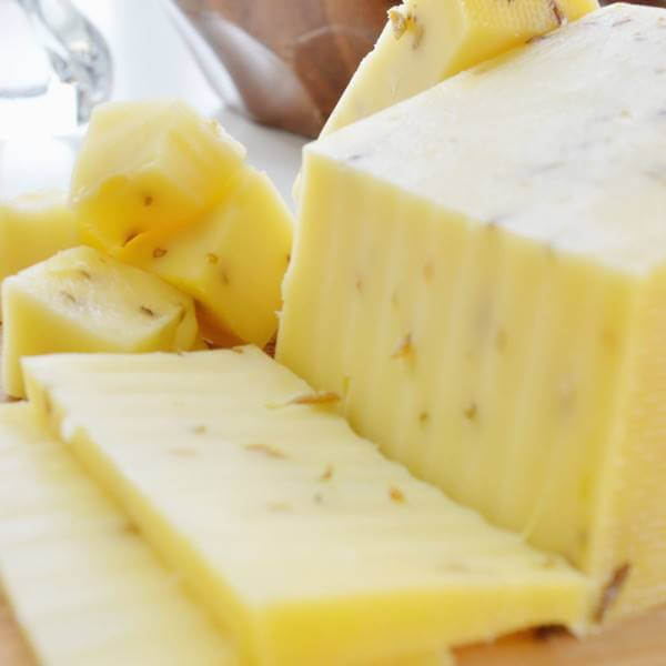 原産国：オランダ 種類別名称：ナチュラルチーズ 容量： 約540g前後（約90g前後×5−6個） ※チーズのカットは統一されておりません。重さも多少変わります。 原材料名：生乳、食塩、香辛料(クミンシード)、着色料(アナトー)、硝酸ナトリウム 外皮のみ使用 保存料：ナタマイシン 賞味期限：約30日前後となります。 保存方法：10℃以下で冷蔵保存 スパイシーなクミンの風味のゴーダチーズです。 そのまま「おやつ」や「お酒の肴」にピッタリ！ また、カナッペ、サラダ、スープ、ピザ、パスタなど、様々な料理にお使い頂けます！ ゴーダチーズ由来 エダムチーズと並ぶオランダの代表的なチーズ！オランダのチーズ生産量の60%を占めます。 ロッテルダム近郊の町、ゴーダで作られたことからこの名前がつきました。 お届けについて 鮮度を保つため、当店ではお客様よりご注文を頂いてから、入荷の手配をとります。 ご注文日から発送日まで約1週間前後かかりますのでご了承のほどお願いいたします。 発送：クール便（冷蔵）発送 画像はイメージです。 ＜関連キーワード＞ とろ?りチーズ ラクレット用チーズ 専用チーズ スイスチーズ オランダチーズ 焼きチーズ フォンデュチーズ 熟成チーズ ラクレットオーブン ゴーダチーズ グラタン ピザ パスタ サラダ ハンバーガー サンドイッチ ハンバーグ 肉料理 フルーツチーズ クリームチーズ パーティー 誕生日会 お祭り ホームパーティー 母の日 父の日 敬老の日 クリスマス会 バレンタイン ホワイトデー ハロウィンパーティー 就職祝 入学祝 入園 家飲み ママ会 おやつ パティシエ ソロキャンプ BBQ バーベキュー 結婚式 二次会 コンペ コンパ 記念日スパイスゴーダチーズ 約540g前後 オランダ産 ゴーダカット ナチュラルチーズ クール便発送 Spice Gouda Cheese チーズ料理 スパイシーなクミンの風味のゴーダチーズです。 ゴーダチーズの由来エダムチーズと並ぶオランダの代表的なチーズ！　　オランダでのチーズ生産量の60%を占めます。ロッテルダム近郊の町、ゴーダで作られたことからこの名前がつきました。スパイシーなクミンの風味のゴーダチーズです。そのままカットして、「おやつ」や「お酒の肴」にピッタリ！また、カナッペ、サンドイッチ、サラダ、グラタン、ピザ、パスタなど、様々な料理にお使い頂けます！ラクレットにしてもGoodです。BBQバーベキューやパーティー、ちょっとした記念日の食事に、このチーズを使用すれば、いい記念になるかも。。。鮮度を保つため、こちらの商品は、お客様よりご注文を頂いてから、入荷の手配をとります。ご注文日から発送日まで数日かかりますのでご了承のほどお願いいたします。画像はイメージです。 2