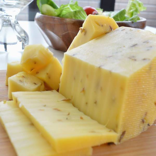 原産国：オランダ 種類別名称：ナチュラルチーズ 容量： 約720g前後（約90g前後×7−8個） ※チーズのカットは統一されておりません。重さも多少変わります。 原材料名：生乳、食塩、香辛料(クミンシード)、着色料(アナトー)、硝酸ナトリウム 外皮のみ使用 保存料：ナタマイシン 賞味期限：約30日前後となります。 保存方法：10℃以下で冷蔵保存 スパイシーなクミンの風味のゴーダチーズです。 そのまま「おやつ」や「お酒の肴」にピッタリ！ また、カナッペ、サラダ、スープ、ピザ、パスタなど、様々な料理にお使い頂けます！ ゴーダチーズ由来 エダムチーズと並ぶオランダの代表的なチーズ！オランダのチーズ生産量の60%を占めます。 ロッテルダム近郊の町、ゴーダで作られたことからこの名前がつきました。 お届けについて 鮮度を保つため、当店ではお客様よりご注文を頂いてから、入荷の手配をとります。 ご注文日から発送日まで約1週間前後かかりますのでご了承のほどお願いいたします。 発送：クール便（冷蔵）発送 画像はイメージです。 ＜関連キーワード＞ とろ?りチーズ ラクレット用チーズ 専用チーズ スイスチーズ オランダチーズ 焼きチーズ フォンデュチーズ 熟成チーズ ラクレットオーブン ゴーダチーズ グラタン ピザ パスタ サラダ ハンバーガー サンドイッチ ハンバーグ 肉料理 フルーツチーズ クリームチーズ パーティー 誕生日会 お祭り ホームパーティー 母の日 父の日 敬老の日 クリスマス会 バレンタイン ホワイトデー ハロウィンパーティー 就職祝 入学祝 入園 家飲み ママ会 おやつ パティシエ ソロキャンプ BBQ バーベキュー 結婚式 二次会 コンペ コンパ 記念日スパイスゴーダチーズ 約720g前後 オランダ産 ゴーダカット ナチュラルチーズ クール便発送 Spice Gouda Cheese チーズ料理 スパイシーなクミンの風味のゴーダチーズです。 ゴーダチーズの由来エダムチーズと並ぶオランダの代表的なチーズ！　　オランダでのチーズ生産量の60%を占めます。ロッテルダム近郊の町、ゴーダで作られたことからこの名前がつきました。スパイシーなクミンの風味のゴーダチーズです。そのままカットして、「おやつ」や「お酒の肴」にピッタリ！また、カナッペ、サンドイッチ、サラダ、グラタン、ピザ、パスタなど、様々な料理にお使い頂けます！ラクレットにしてもGoodです。BBQバーベキューやパーティー、ちょっとした記念日の食事に、このチーズを使用すれば、いい記念になるかも。。。鮮度を保つため、こちらの商品は、お客様よりご注文を頂いてから、入荷の手配をとります。ご注文日から発送日まで数日かかりますのでご了承のほどお願いいたします。画像はイメージです。 2