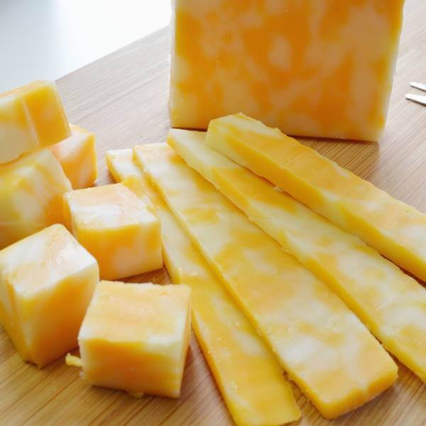 原産国：アメリカ 種類別名称：ナチュラルチーズ 容量： 約540g前後（約90g前後×5〜6個） ※チーズのカットは統一されておりません。重さも多少変わります。 原材料名：生乳、食塩、着色料(アナトー) 賞味期限：約30日前後となります。 保存方法：10℃以下で冷蔵保存 マイルドな味わいの、アメリカで一般的なチーズ 「モントレージャック」と「コルビー」を混ぜ合わせた、アメリカ生まれのチーズ。 2色のチーズが混ざり合って、マーブル状にしたチーズ 天然色素「アナトー」ですので、安心してお召し上がり頂けます。 サンドイッチやトーストに如何ですか。 そのまま「おやつ」や「お酒の肴」にピッタリ！ また、カナッペ、サラダ、スープ、ピザ、パスタなど、様々な料理にお使い頂けます！ お届けについて 鮮度を保つため、当店ではお客様よりご注文を頂いてから、入荷の手配をとります。 ご注文日から発送日まで約1週間前後かかりますのでご了承のほどお願いいたします。 発送：クール便（冷蔵）発送 画像はイメージです。 ＜関連キーワード＞ とろ?りチーズ ラクレット用チーズ 専用チーズ スイスチーズ オランダチーズ 焼きチーズ フォンデュチーズ 熟成チーズ ラクレットオーブン ゴーダチーズ グラタン ピザ パスタ サラダ ハンバーガー サンドイッチ ハンバーグ 肉料理 フルーツチーズ クリームチーズ パーティー 誕生日会 お祭り ホームパーティー 母の日 父の日 敬老の日 クリスマス会 バレンタイン ホワイトデー ハロウィンパーティー 就職祝 入学祝 入園 家飲み ママ会 おやつ パティシエ ソロキャンプ BBQ バーベキュー 結婚式 二次会 コンペ コンパ 記念日コルビージャックチーズ 約540g前後 アメリカ産 ナチュラルチーズ クール便発送 COLBY JACK Cheese チーズ料理 マイルドでコクのある味わいのチーズ！ マイルドな味わいの、アメリカで一般的なチーズ「モントレージャック」と「コルビー」を混ぜ合わせた、アメリカ生まれのチーズ。2色のチーズが混ざり合って、マーブル状にしたチーズ天然色素「アナトー」ですので、安心してお召し上がりいただけます。サンドイッチやトーストに如何ですか。鮮度を保つため、こちらの商品は、お客様よりご注文を頂いてから、入荷の手配をとります。ご注文日から発送日まで数日かかりますのでご了承のほどお願いいたします。画像はイメージです。 2