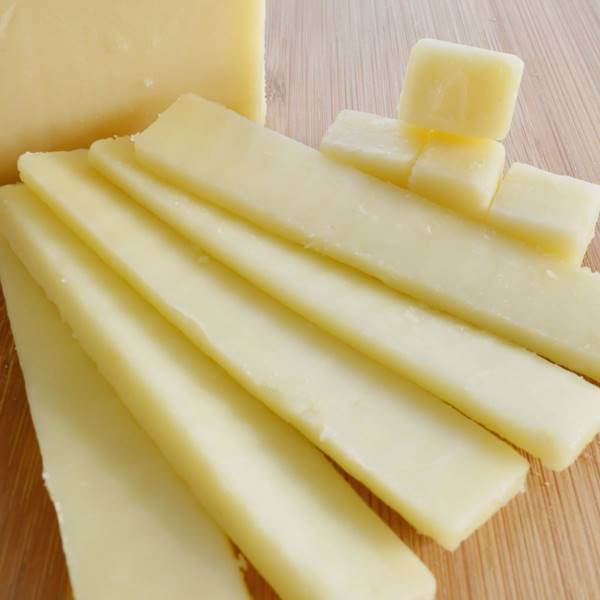 原産国：アメリカ 種類別名称：ナチュラルチーズ 容量： 約720g前後（約90g前後×7-8個） ※チーズのカットは統一されておりません。重さも多少変わります。 原材料名：生乳、食塩 賞味期限：約30日前後となります。 保存方法：10℃以下で冷蔵保存 アメリカ生まれのチーズ。 クセが無くマイルドな味わいの、アメリカで一般的なチーズ。 溶けると豊かな旨みが出てきます。 ハンバーガーがサンドイッチに如何ですか。 そのまま「おやつ」や「お酒の肴」にピッタリ！ また、カナッペ、サラダ、グラタン、ピザ、パスタなど、様々な料理にお使い頂けます！ お届けについて 鮮度を保つため、当店ではお客様よりご注文を頂いてから、入荷の手配をとります。 ご注文日から発送日まで約1週間前後かかりますのでご了承のほどお願いいたします。 発送：クール便（冷蔵）発送 画像はイメージです。 ＜関連キーワード＞ とろ?りチーズ ラクレット用チーズ 専用チーズ スイスチーズ オランダチーズ 焼きチーズ フォンデュチーズ 熟成チーズ ラクレットオーブン ゴーダチーズ グラタン ピザ パスタ サラダ ハンバーガー サンドイッチ ハンバーグ 肉料理 フルーツチーズ クリームチーズ パーティー 誕生日会 お祭り ホームパーティー 母の日 父の日 敬老の日 クリスマス会 バレンタイン ホワイトデー ハロウィンパーティー 就職祝 入学祝 入園 家飲み ママ会 おやつ パティシエ ソロキャンプ BBQ バーベキュー 結婚式 二次会 コンペ コンパ 記念日モントレージャックチーズ 約720g前後 アメリカ産 ナチュラルチーズ クール便発送 Monterey Jack Cheese チーズ料理 アメリカでポピュラーなチーズ！サンドイッチなどに！ モントレージャックチーズはアメリカ生まれのチーズ。マイルドな味わいの、アメリカで一般的なチーズ !サンドイッチやトーストに如何ですか。鮮度を保つため、こちらの商品は、お客様よりご注文を頂いてから、入荷の手配をとります。ご注文日から発送日まで数日かかりますのでご了承のほどお願いいたします。画像はイメージです。 2