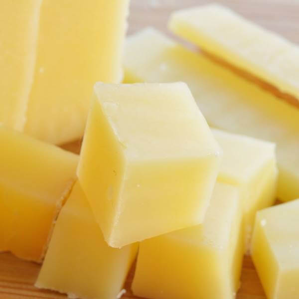 原産国：フランス 種類別名称：ナチュラルチーズ 容量： 約720g前後（約90g前後×約7−8個） ※チーズのカットは統一されておりません。重さも多少変わります。 原材料名：生乳、食塩 賞味期限：約30日前後となります。 保存方法：10℃以下で冷蔵保存 フランスのコンテ地方で生産している、消費量NO1を誇るハードタイプのチーズ。 それがコンテです。 コンテは気候や植物相、土壌に影響されて味が決まります。ですから全く同じ製法で作ったとしても、この地方以外で作られたチーズはコンテと認められないのです。 そのまま「おやつ」や「お酒の肴」にピッタリ！ また、カナッペ、サラダ、グラタン、ピザ、パスタなど、様々な料理にお使い頂けます！ お届けについて 鮮度を保つため、当店ではお客様よりご注文を頂いてから、入荷の手配をとります。 ご注文日から発送日まで約1週間前後かかりますのでご了承のほどお願いいたします。 発送：クール便（冷蔵）発送 画像はイメージです。 ＜関連キーワード＞ とろ?りチーズ ラクレット用チーズ 専用チーズ スイスチーズ オランダチーズ 焼きチーズ フォンデュチーズ 熟成チーズ ラクレットオーブン ゴーダチーズ グラタン ピザ パスタ サラダ ハンバーガー サンドイッチ ハンバーグ 肉料理 フルーツチーズ クリームチーズ パーティー 誕生日会 お祭り ホームパーティー 母の日 父の日 敬老の日 クリスマス会 バレンタイン ホワイトデー ハロウィンパーティー 就職祝 入学祝 入園 家飲み ママ会 おやつ パティシエ ソロキャンプ BBQ バーベキュー 結婚式 二次会 コンペ コンパ 記念日コンテ チーズ 約720g前後 フランス産 ナチュラルチーズ クール便発送 COMTE Cheese チーズ料理 本場フランスで一番の人気チーズ！ 添加物を一切使わないナチュラルなチーズ、コンテは、作られた季節や地域、職人技、熟成期間などによって、ひとつひとつ個性を持った豊かな風味が特長です。サンドイッチやトースト、グラタン、パスタなど色々なお料理にも合いますよ。如何ですか。鮮度を保つため、こちらの商品は、お客様よりご注文を頂いてから、入荷の手配をとります。ご注文日から発送日まで数日かかりますのでご了承のほどお願いいたします。画像はイメージです。 2