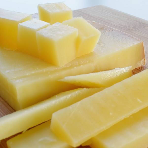 原産国：フランス 種類別名称：ナチュラルチーズ 容量： 約540g前後（約90g前後×5-6個） ※チーズのカットは統一されておりません。重さも多少変わります。 原材料名：生乳、食塩 賞味期限：約30日前後となります。 保存方法：10℃以下で冷蔵保存 フランスのコンテ地方で生産している、消費量NO1を誇るハードタイプのチーズ。 それがコンテです。 コンテは気候や植物相、土壌に影響されて味が決まります。ですから全く同じ製法で作ったとしても、この地方以外で作られたチーズはコンテと認められないのです。 そのまま「おやつ」や「お酒の肴」にピッタリ！ また、カナッペ、サラダ、グラタン、ピザ、パスタなど、様々な料理にお使い頂けます！ お届けについて 鮮度を保つため、当店ではお客様よりご注文を頂いてから、入荷の手配をとります。 ご注文日から発送日まで約1週間前後かかりますのでご了承のほどお願いいたします。 発送：クール便（冷蔵）発送 画像はイメージです。 ＜関連キーワード＞ とろ?りチーズ ラクレット用チーズ 専用チーズ スイスチーズ オランダチーズ 焼きチーズ フォンデュチーズ 熟成チーズ ラクレットオーブン ゴーダチーズ グラタン ピザ パスタ サラダ ハンバーガー サンドイッチ ハンバーグ 肉料理 フルーツチーズ クリームチーズ パーティー 誕生日会 お祭り ホームパーティー 母の日 父の日 敬老の日 クリスマス会 バレンタイン ホワイトデー ハロウィンパーティー 就職祝 入学祝 入園 家飲み ママ会 おやつ パティシエ ソロキャンプ BBQ バーベキュー 結婚式 二次会 コンペ コンパ 記念日コンテ チーズ 約540g前後 フランス産 ナチュラルチーズ クール便発送 COMTE Cheese チーズ料理 本場フランスで一番の人気チーズ！ 添加物を一切使わないナチュラルなチーズ、コンテは、作られた季節や地域、職人技、熟成期間などによって、ひとつひとつ個性を持った豊かな風味が特長です。サンドイッチやトースト、グラタン、パスタなど色々なお料理にも合いますよ。如何ですか。鮮度を保つため、こちらの商品は、お客様よりご注文を頂いてから、入荷の手配をとります。ご注文日から発送日まで数日かかりますのでご了承のほどお願いいたします。画像はイメージです。 2