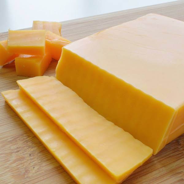 原産国：ニュージーランド 種類別名称：ナチュラルチーズ 容量： 約180g前後（約90g前後×2個） ※チーズのカットは統一されておりません。重さも多少変わります。 原材料名：生乳、食塩、カロチノイド色素 賞味期限：約30日前後となります。 保存方法：10℃以下で冷蔵保存 鮮やかなオレンジ色のレッドチェダーチーズ。 レッドチェダーは現在世界中で作られていますが、 このチェダーはニュージーランド産のレッドチェダーです。 ねっとりとしたコクとまろやかな口あたりで、 クセのないマイルドな美味しさが人気の秘密。 ハンバーグ、トースターなどに乗せて焼いたり、サンドイッチに挟んだり、使い方は色々。 卵料理にも少し入れるだけで、コクのある味わいが出ます。 オムレツや卵焼きとかにもOK！ とても便利なチーズです。 お届けについて 鮮度を保つため、当店ではお客様よりご注文を頂いてから、入荷の手配をとります。 ご注文日から発送日まで約1週間前後かかりますのでご了承のほどお願いいたします。 発送：クール便（冷蔵）発送 画像はイメージです。 ＜関連キーワード＞ とろ?りチーズ ラクレット用チーズ 専用チーズ スイスチーズ オランダチーズ 焼きチーズ フォンデュチーズ 熟成チーズ ラクレットオーブン ゴーダチーズ グラタン ピザ パスタ サラダ ハンバーガー サンドイッチ ハンバーグ 肉料理 フルーツチーズ クリームチーズ パーティー 誕生日会 お祭り ホームパーティー 母の日 父の日 敬老の日 クリスマス会 バレンタイン ホワイトデー ハロウィンパーティー 就職祝 入学祝 入園 家飲み ママ会 おやつ パティシエ ソロキャンプ BBQ バーベキュー 結婚式 二次会 コンペ コンパ 記念日レッドチェダーチーズ 約180g前後 ニュージーランド産 ナチュラルチーズ クール便発送 Red Cheddar Cheese チーズ料理 クリーミィなチーズ。肉料理や卵料理にもピッタリ！ ハンバーグ、トースターなどに乗せて焼いたり、サンドイッチに挟んだり、使い方は色々。卵料理にも少し入れるだけで、コクのある味わいが出ます。オムレツや卵焼きとかにもOK！とても便利なチーズです。鮮度を保つため、こちらの商品は、お客様よりご注文を頂いてから、入荷の手配をとります。ご注文日から発送日まで数日かかりますのでご了承のほどお願いいたします。画像はイメージです。 2