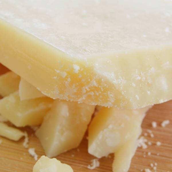 原産国：イタリア 種類別名称：ナチュラルチーズ 容量： 約360g前後（約90g前後×4個） ※チーズのカットは統一されておりません。重さも多少変わります。 原材料名：生乳、食塩 24ヶ月熟成 賞味期限：約30日前後となります。 保存方法：10℃以下で冷蔵保存 パルミジャーノ・レッジャーノは、北イタリアの地域で生産されたチーズ。 イタリアチーズの王様と呼ばれるほど人気の高いチーズです。 硬いチーズなので、カットやスライス、又は、砕いておつまみに。 代表的な料理は、チーズをおろしてパスタ、ピザ、グラタン、サラダ、スープなどに！ ソースやシチューの隠し味として使うのもおすすめです。 お届けについて 鮮度を保つため、当店ではお客様よりご注文を頂いてから、入荷の手配をとります。 ご注文日から発送日まで約1週間前後かかりますのでご了承のほどお願いいたします。 発送：クール便（冷蔵）発送 画像はイメージです。 ＜関連キーワード＞ とろ?りチーズ ラクレット用チーズ 専用チーズ スイスチーズ オランダチーズ 焼きチーズ フォンデュチーズ 熟成チーズ ラクレットオーブン ゴーダチーズ グラタン ピザ パスタ サラダ ハンバーガー サンドイッチ ハンバーグ 肉料理 フルーツチーズ クリームチーズ パーティー 誕生日会 お祭り ホームパーティー 母の日 父の日 敬老の日 クリスマス会 バレンタイン ホワイトデー ハロウィンパーティー 就職祝 入学祝 入園 家飲み ママ会 おやつ パティシエ ソロキャンプ BBQ バーベキュー 結婚式 二次会 コンペ コンパ 記念日パルミジャーノ レジャーノ チーズ 約360g前後 イタリア産 ナチュラルチーズ クール便発送 Parmigiano Reggiano Cheese チーズ料理 パスタ料理 イタリア料理には欠かせないチーズ。24ヶ月熟成 パルミジャーノ・レッジャーノは、北イタリアの地域で生産されたチーズ。イタリアチーズの王様と呼ばれるほど人気の高いチーズです。硬いチーズなので、カットやスライス、又は、砕いておつまみに。代表的な料理は、チーズをおろしてパスタ、ピザ、グラタン、サラダ、スープなどに！ソースやシチューの隠し味として使うのもおすすめです。鮮度を保つため、こちらの商品は、お客様よりご注文を頂いてから、入荷の手配をとります。ご注文日から発送日まで数日かかりますのでご了承のほどお願いいたします。画像はイメージです。 2