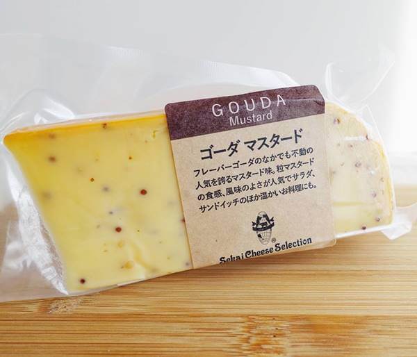 つぶつぶの食感が心地よい種子入りのマスタードがたっぷり。辛みのきいた素朴な味は、サンドイッチやサラダ、暖かいお料理にぴったりです。 原産国：オランダ 種類別名称：ナチュラルチーズ 容量：1個 約90g前後〜 ※チーズのカットは統一されておりません。重さも多少変わります。 容量により、個数が変動されます。 賞味期限：約30日前後となります。 保存方法：10℃以下で冷蔵保存 そのまま「おやつ」や「お酒の肴」にピッタリ！ また、カナッペ、サラダ、スープ、ピザ、パスタなど、様々な料理にお使い頂けます！ ゴーダチーズ由来 エダムチーズと並ぶオランダの代表的なチーズ！オランダのチーズ生産量の60%を占めます。 ロッテルダム近郊の町、ゴーダで作られたことからこの名前がつきました。 お届けについて 鮮度を保つため、当店ではお客様よりご注文を頂いてから、入荷の手配をとります。 ご注文日から発送日まで約1週間前後かかりますのでご了承のほどお願いいたします。 発送：クール便（冷蔵）発送 画像はイメージです。 ＜関連キーワード＞ とろ?りチーズ ラクレット用チーズ 専用チーズ スイスチーズ オランダチーズ 焼きチーズ フォンデュチーズ 熟成チーズ ラクレットオーブン ゴーダチーズ グラタン ピザ パスタ サラダ ハンバーガー サンドイッチ ハンバーグ 肉料理 フルーツチーズ クリームチーズ パーティー 誕生日会 お祭り ホームパーティー 母の日 父の日 敬老の日 クリスマス会 バレンタイン ホワイトデー ハロウィンパーティー 就職祝 入学祝 入園 家飲み ママ会 おやつ パティシエ ソロキャンプ BBQ バーベキュー 結婚式 二次会 コンペ コンパ 記念日ランダナ ゴーダ マスタード カット 約180g前後 オランダ産ゴーダチーズ ナチュラルチーズ クール便発送 Landana Gouda Cheese オランダ産 ゴーダチーズ！希少価値のあるチーズ！ ゴーダチーズの由来エダムチーズと並ぶオランダの代表的なチーズ！　　オランダでのチーズ生産量の60%を占めます。ロッテルダム近郊の町、ゴーダで作られたことからこの名前がつきました。そのままカットして、「おやつ」や「お酒の肴」にピッタリ！また、カナッペ、サンドイッチ、サラダ、グラタン、ピザ、パスタなど、様々な料理にお使い頂けます！ラクレットにしてもGoodです。BBQバーベキューやパーティー、ちょっとした記念日の食事に、このチーズを使用すれば、いい記念になるかも。。。鮮度を保つため、こちらの商品は、お客様よりご注文を頂いてから、入荷の手配をとります。ご注文日から発送日まで数日かかりますのでご了承のほどお願いいたします。画像はイメージです。 2