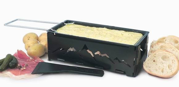 スイスの伝統的なチーズ料理「ラクレット」を楽しむための調理器具です。 ラクレットとはフランス語で「削るもの」「引っかくもの」を意味するもので、チーズの断面を直火で温め、溶けたところをナイフなどで削いでジャガイモなどにからめて食べることからこの名がつきました。 サイズ ：約18．5×9×6cm 重量 ：約400g 付属品 ：ヘラ 折りたたみ式のラクレットグリルです。 ＜関連キーワード＞ チーズ料理 スイス料理 チョコフォンデュ オイルフォンデュ Raclette ラクレット リゾット グラタン バーベキュー ホットプレート トースター　ピザ　カップル 夫婦 BBQ アウトドア料理 チーズスプーン チーズナイフ チーズカッター チーズタッカルビ チーズドッグ チーズフォンデュ チーズケーキ キッチン雑貨 ピザ　グラタン トースター リゾット チーズフォンデュ ホットプレート 新築お祝い 結婚お祝い 引出物 父の日 クリスマスプレゼント プレゼント ギフト お誕生日 バレンタイン ホワイトデー 母の日 父の日 敬老の日 各種イベント 景品ラクレットオーブン ラクレットチーズ ノルディック キャンドル使用 スイスマー 折りたたみ式 Swissmar Nordic Foldable Candlelight Raclette Black KF-00536 キャンプ料理 BBQ料理 チーズ料理 スイス料理 パーティー料理 焼きチーズの定番！お手軽ラクレットRaclette 2