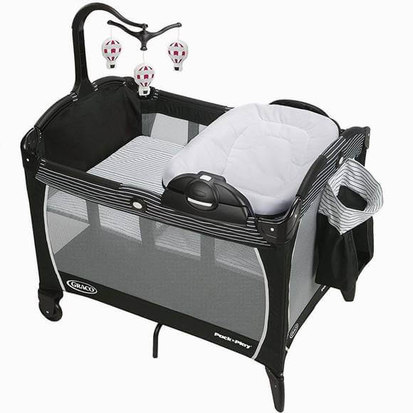 Graco Pack 'n Play, Portable Napper & Changer, Studio 1925939 ベビーベッド・ベビーサークル バシネットを取り外すと、プレイヤードとして使用可能 簡単に折り畳むことができ、帰省や旅行にも持って行けて便利です。 両サイドがメッシュになっているので風通OK、お子さんが中で遊んでいる様子が見え安心！ キャスター付きでお部屋内の移動もラクラク！ サイズ：　約116cm×横74cm×高さ118cm 重量　：　約13Kg 対象月齢：新生児から身長89cmまで 対象体重 バシネット約6.8kgまで プレイヤード使用時：約13.5kg、身長89cmまで 備考 商品は簡単な組み立て作業が必要になります ※説明書など付属品は全て英語表記となります。 ※ご注意 商品パッケージにつきまして、アメリカの性質上、外箱には、キズ、剥がれ、汚れ、配送ラベルの貼付けなどがございます。 プレゼント用でご購入頂く場合は、その旨ご理解下さい。 また、大型商品となりますので、こちらの商品はプレゼント包装は出来かねますご了承下さい。 ＜関連ワード＞ おもちゃ ベビー 幼児 ベビーベッド 新生児 ポータブル キャスター付 お昼寝 折りたたみ コンパクト ミニベッドサイズ ベビーサークル おむつ台 バイブレーション 赤ちゃん インドア アウトドア ゲージ ベビーグッズ 乗り物 のりもの 育児用品 ベビートレンド プレイヤード ベビーバスケット おむつ替え 広場 ランド 組み立て 簡単スペース 持ち運び便利 帰省 子供の為 お出かけ 出産祝い 贈り物 プレゼント お祝い お誕生日 景品