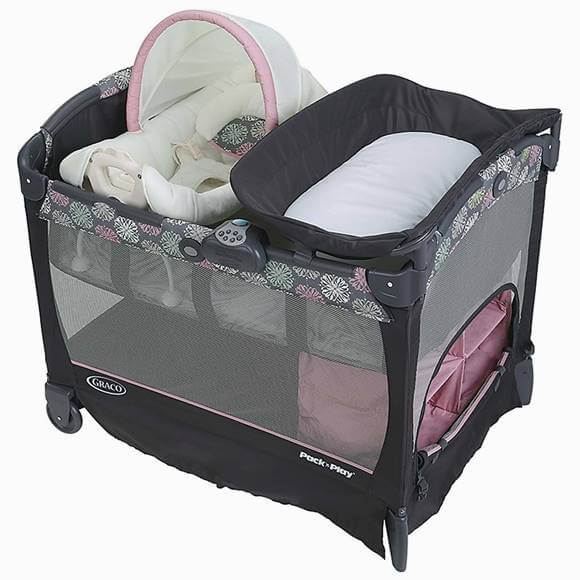 Graco Pack 'n Play with Cuddle Cove Playard, Addison 1968352 ベビーベッド・ベビーサークル・おむつ台 バシネットを取り外すと、プレイヤードとして使用可能 簡単に折り畳むことができ、帰省や旅行にも持って行けて便利です。 両サイドがメッシュになっているので風通OK、お子さんが中で遊んでいる様子が見え安心！ キャスター付きでお部屋内の移動もラクラク！ 音楽とナチュラルサウンドで赤ちゃんを楽しませます。 ベビーベッドとして、またはおむつ交換台、プレイヤード（ベビーサークル）など、色々な使い方ができます。 サイズ：　約72.4×101.6×84.3（cm） 重量　：　約12Kg 対象月齢：新生児から身長89cmまで 対象体重 バシネット約6.8kgまで プレイヤード使用時：約13.5kg、身長89cmまで バウンサー約8kgまで 備考 商品は簡単な組み立て作業が必要になります ※説明書など付属品は全て英語表記となります。 ＜関連ワード＞ おもちゃ ベビー 幼児 ベビーベッド 新生児 ポータブル キャスター付 お昼寝 折りたたみ コンパクト ミニベッドサイズ ベビーサークル おむつ台 バイブレーション 赤ちゃん インドア アウトドア ゲージ ベビーグッズ 乗り物 のりもの 育児用品 ベビートレンド プレイヤード ベビーバスケット おむつ替え 広場 ランド 組み立て 簡単スペース 持ち運び便利 帰省 子供の為 お出かけ 出産祝い 贈り物 プレゼント お祝い お誕生日 景品