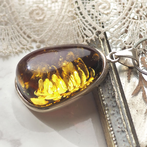 【バルト海の琥珀】シルバールース ペンダントトップ 1点ものアンティークゴールドアンバー【送料無料】【ケース付】【チェーン別売】【st0450】【Sランク】こは...