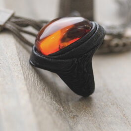 樂天商城 - 【バルト海の琥珀】1点ものハンドメイドレザーリング【送料無料】【tr1238】【Sランク】指輪　本革　こはく　amber　天然石　パワーストーン　魔よけ　メンズ　ギフト　贈り物　ラッピング