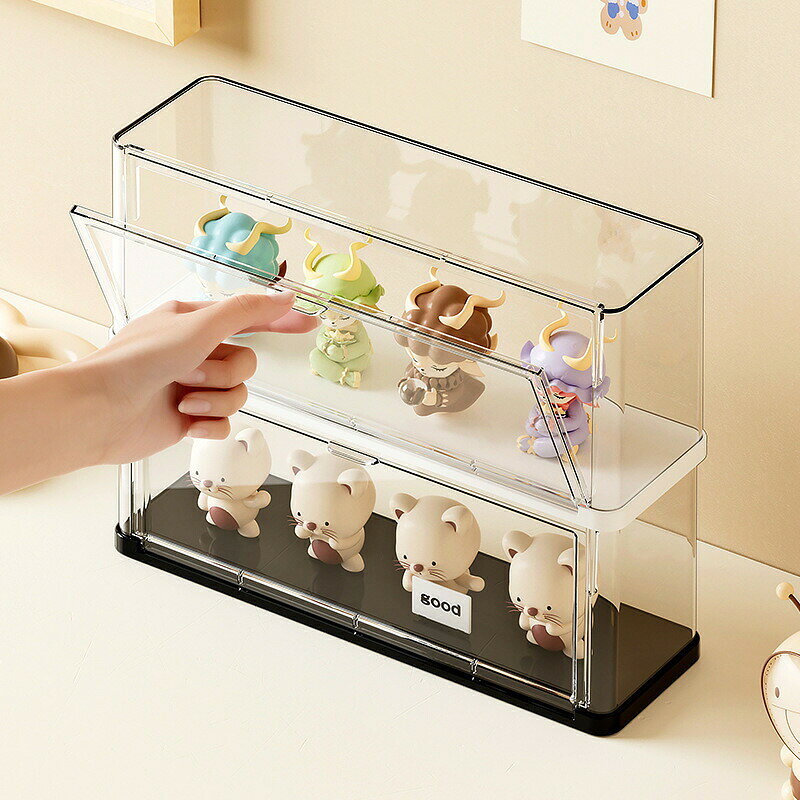 2点セット フィギュアケース ディスプレイケース 透明 収納ケース 防塵 積み重ね可能 ドールケース ミニフィギュア 推し活 卓上 PET製 ブラインドボックス対応お気に入りのフィギュアやブラインドボックスをきれいに飾れる透明ディスプレイケース。透明なPET素材で中身が見やすく、ほこりを防ぎながらすっきり収納。ミニフィギュア、ドール、ガチャガチャの景品、推し活グッズなどにおすすめです。前面は開閉しやすい扉付きで、飾ったまま出し入れ簡単。重ねて使えるから、コレクションが増えても省スペースで整理できます。シンプルな透明デザインでインテリアに馴染みやすく、大切なコレクションをおしゃれにディスプレイできます。